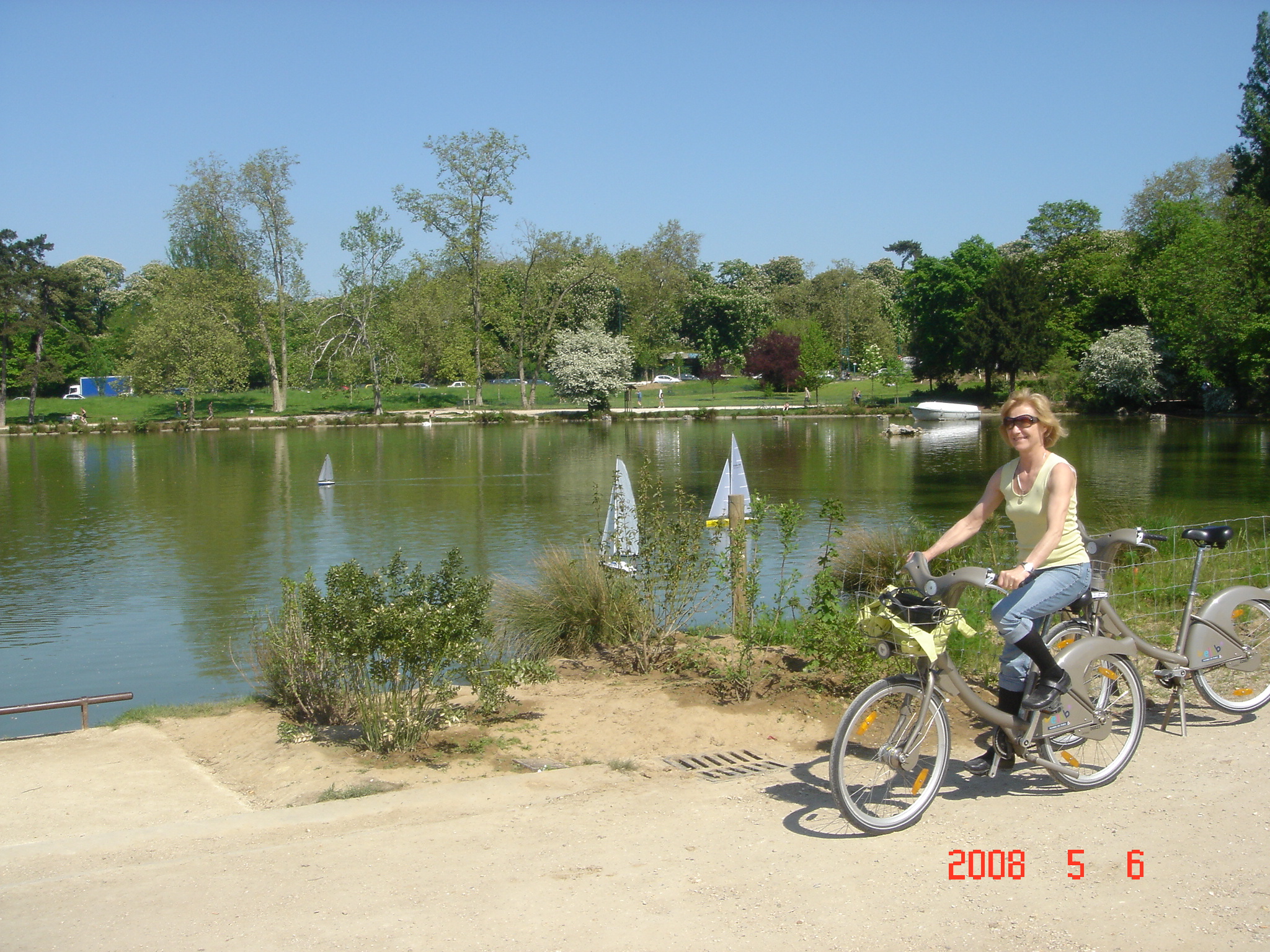 Bicycling in the Parque de Vincennes - Paris
