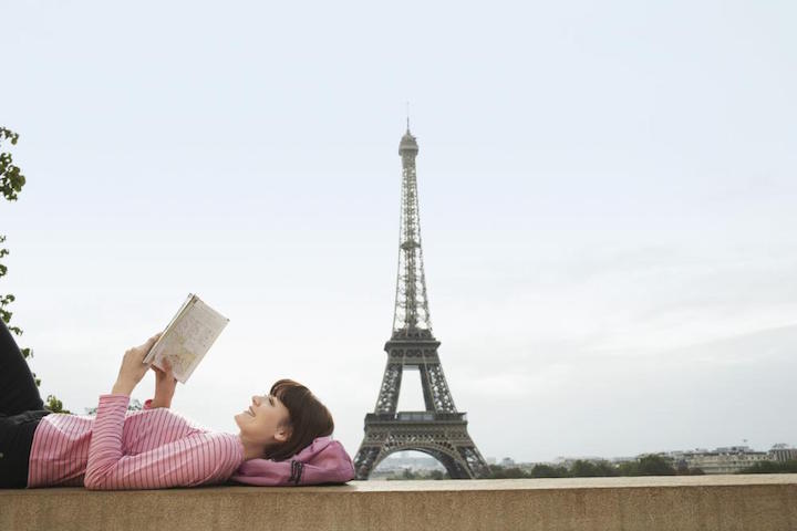 Reading woman in Paris - Gamesforlanguage.com