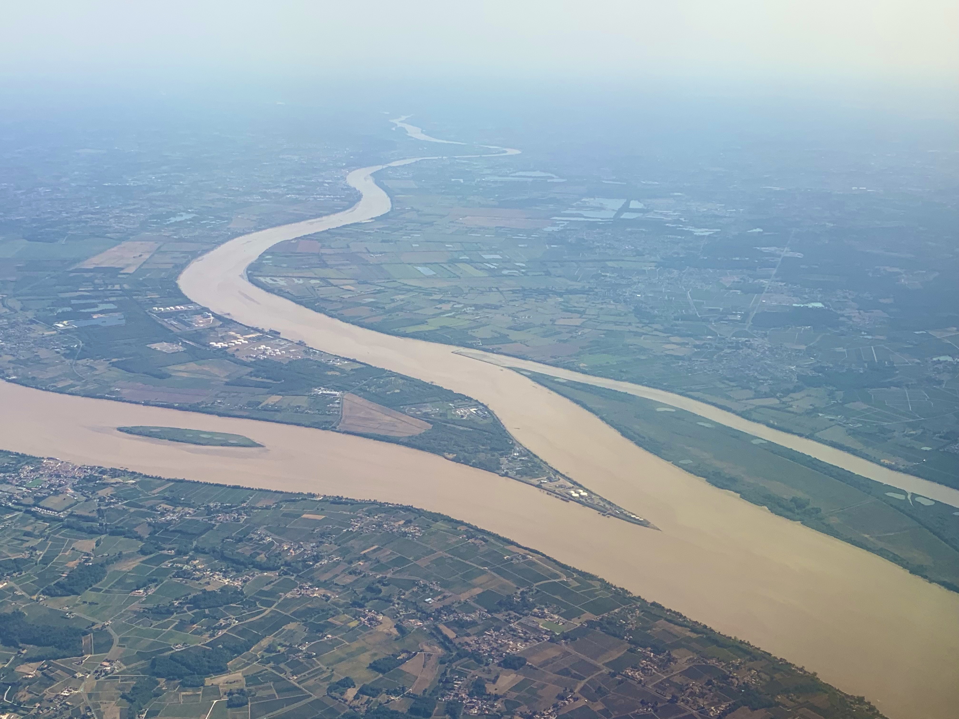 Dordogne joins Garonne river