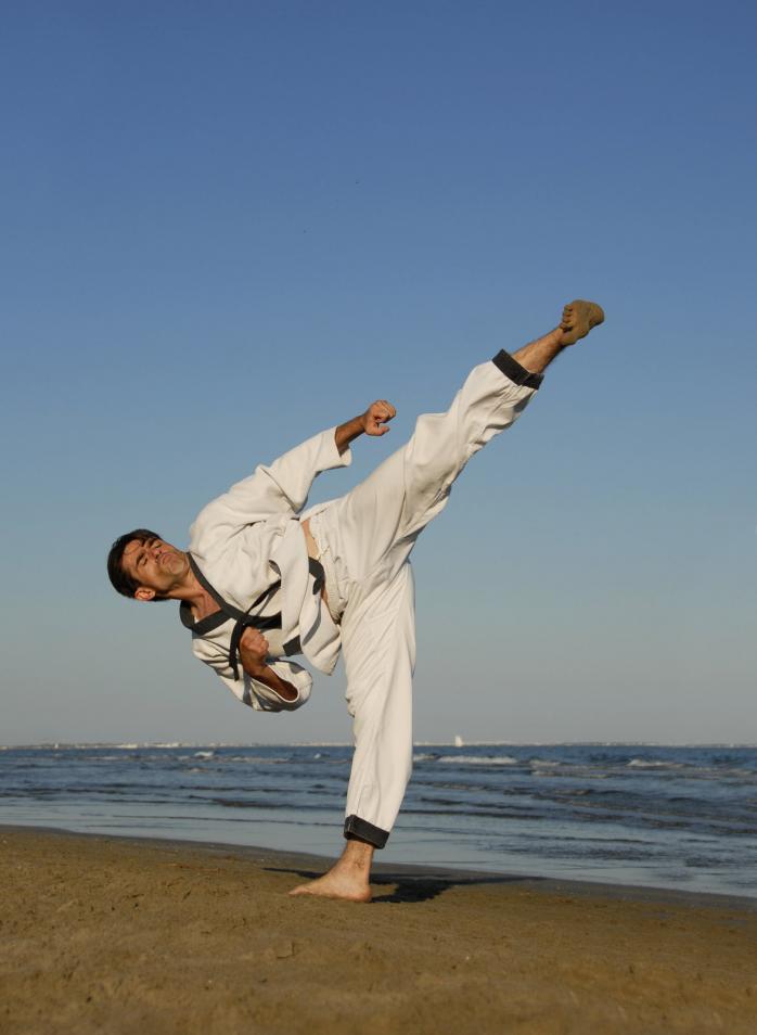 Karate on the beach - Gamesforlanguage.com