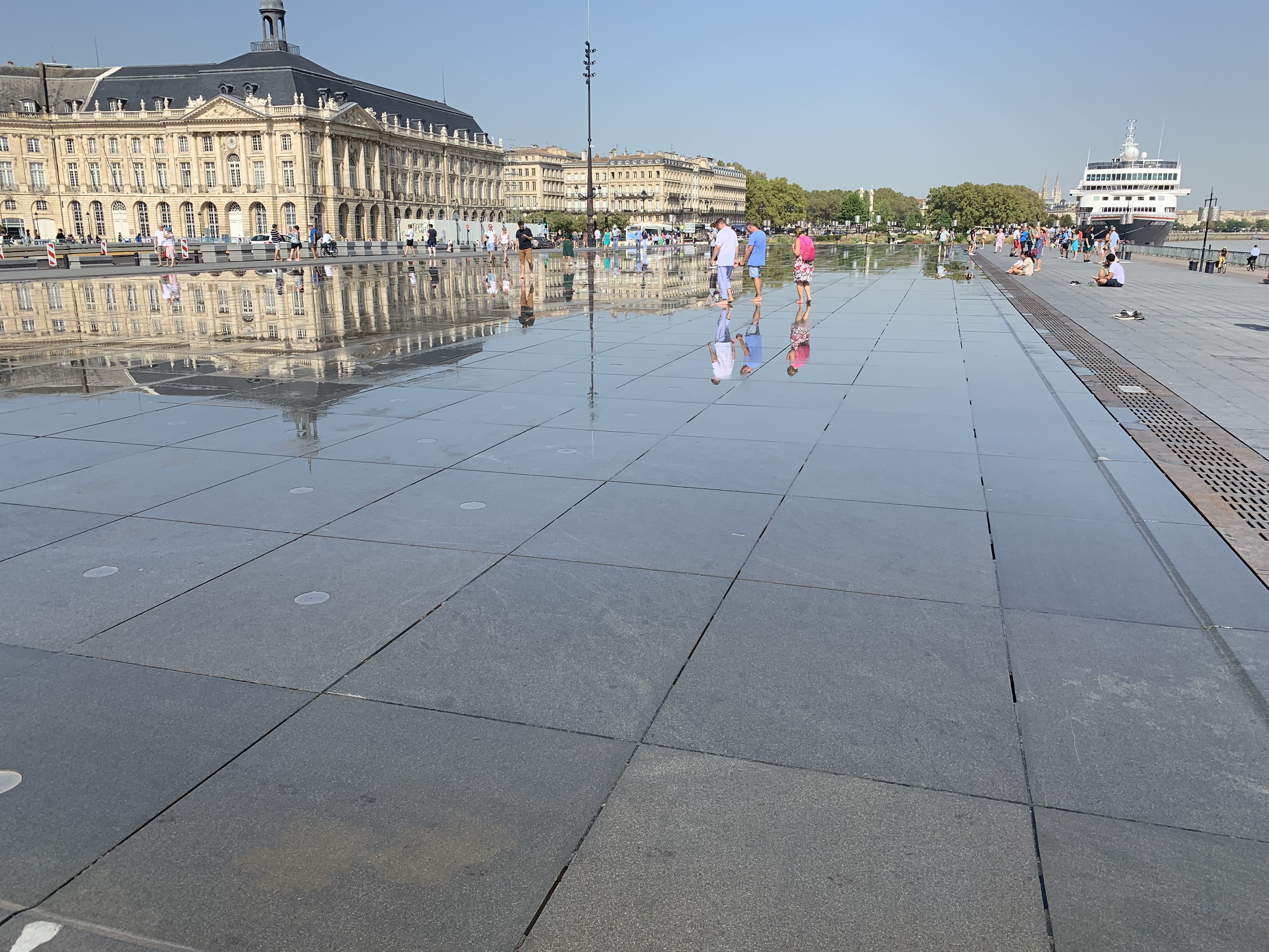 Miroir d'eau in front of Place de la Bourse