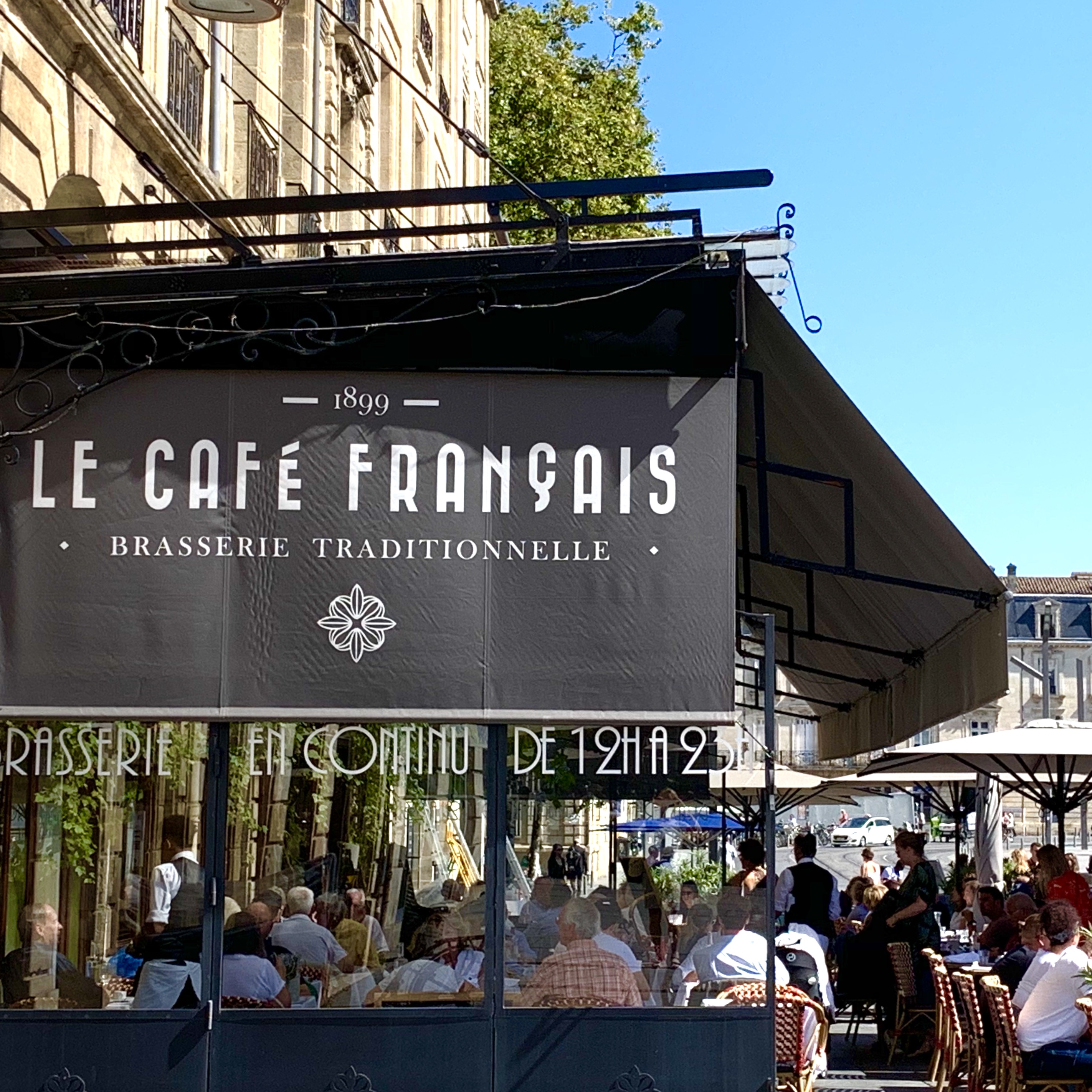 Friends in a coffee house - Gamesforlanguage.com