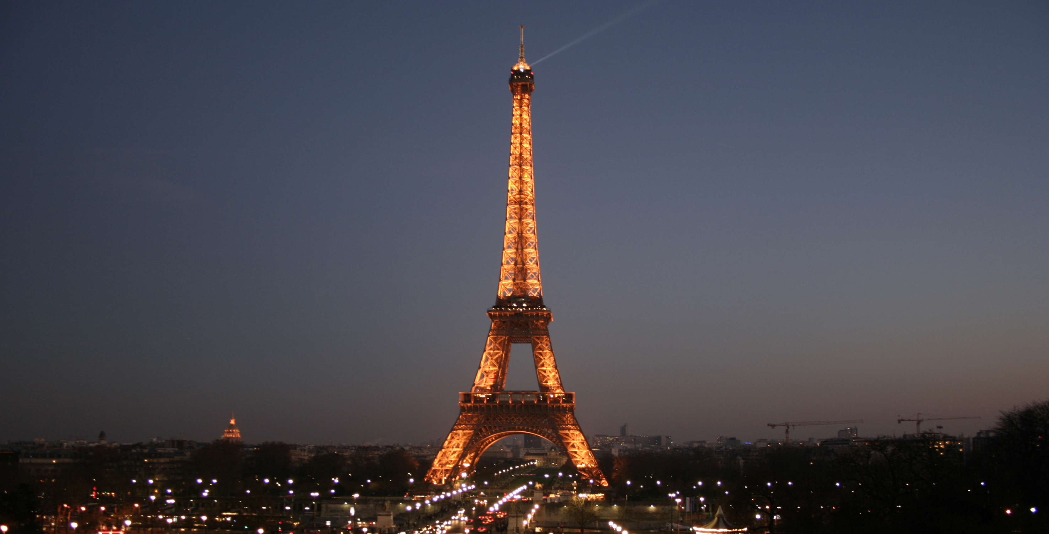 Eifel tower lighted at night