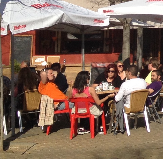people in outdoor cafe - Gamesforlanguage.com