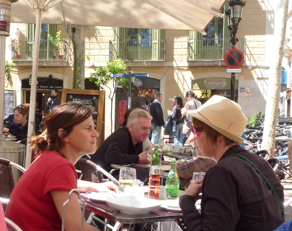 Conversation in outdoor café - Gamesforlanguage.com