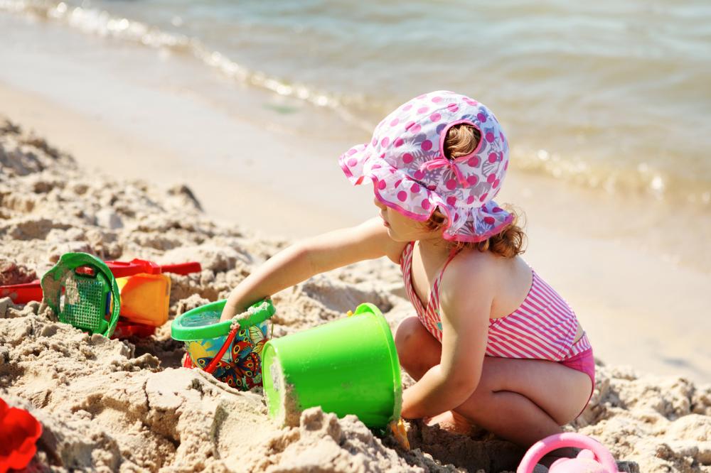 girl playing on the beach - Gamesforlanguage.com