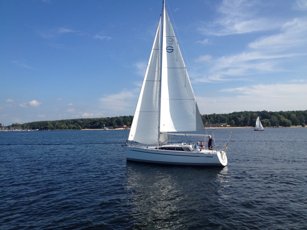 Segelboot auf Wannsee in Berlin - Gamesforlanguage.com