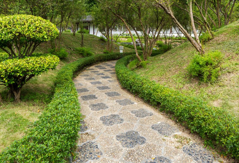 pebbel-stone path